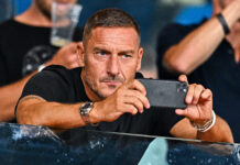 Totti, siparietto in diretta: chiama Cosmi “Serme” e il tecnico lo corregge
