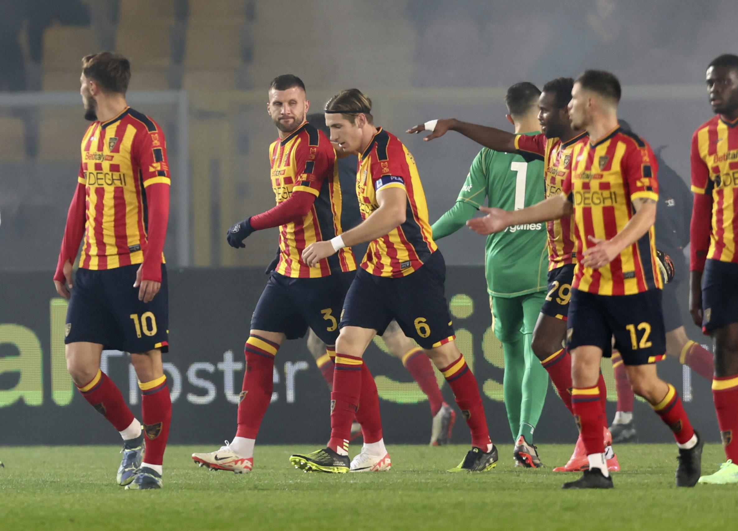 Lecce-Napoli, fumogeni e protesta al Via del Mare: gara sospesa per alcuni minuti