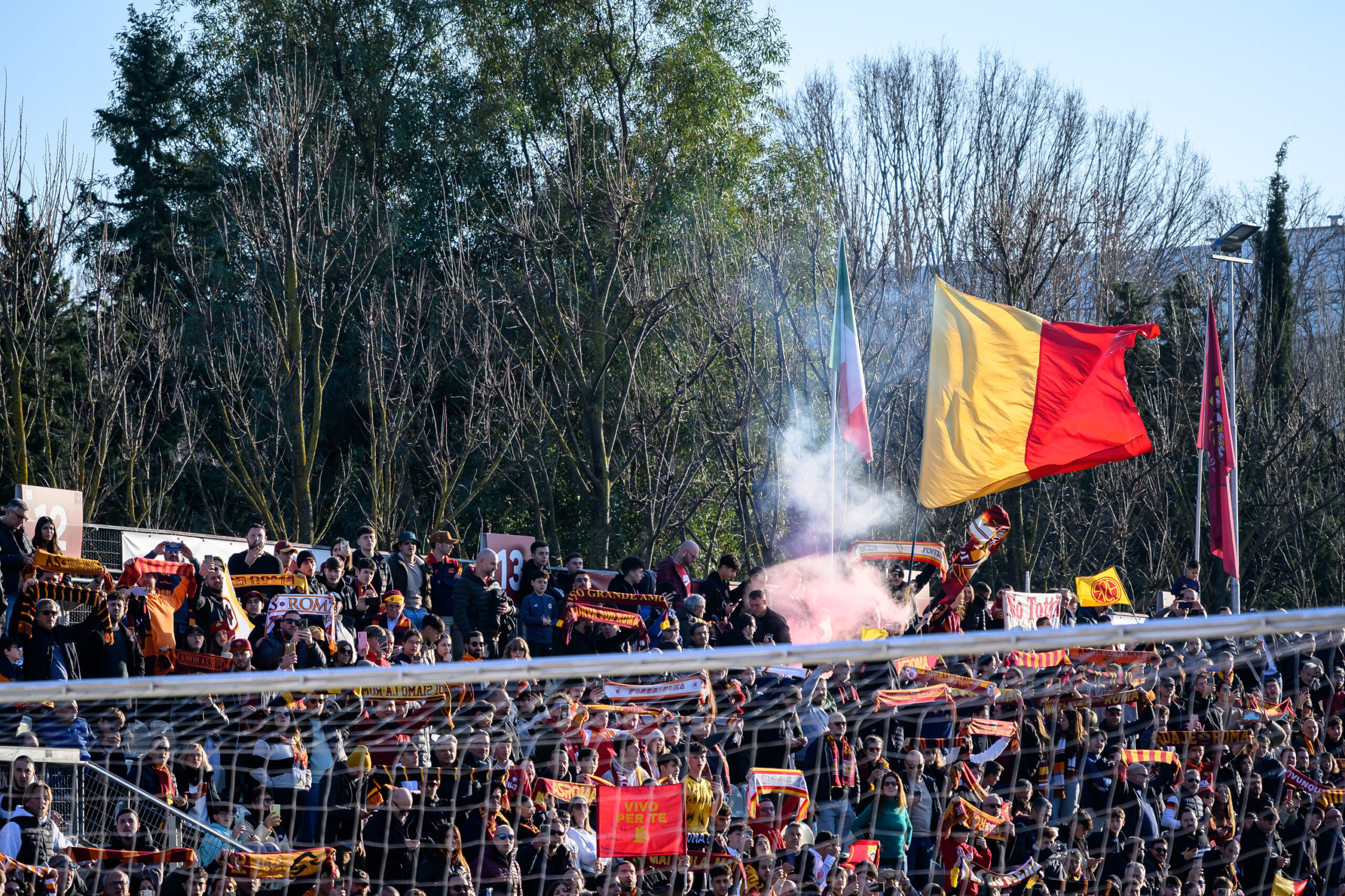 Al Tre Fontane l’orgoglio giallorosso: bagno d’amore in vista del derby