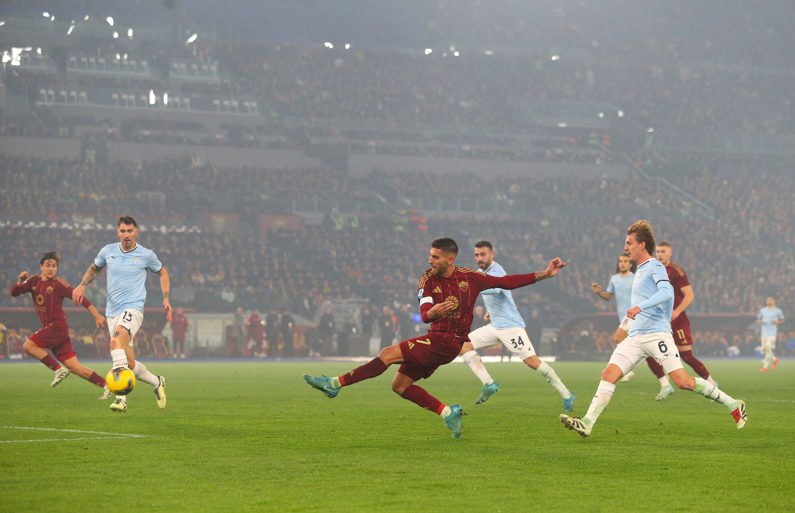 Lazio-Roma, le probabili formazioni dei quotidiani: El Shaarawy insidia Pellegrini. Koné-Paredes in mediana