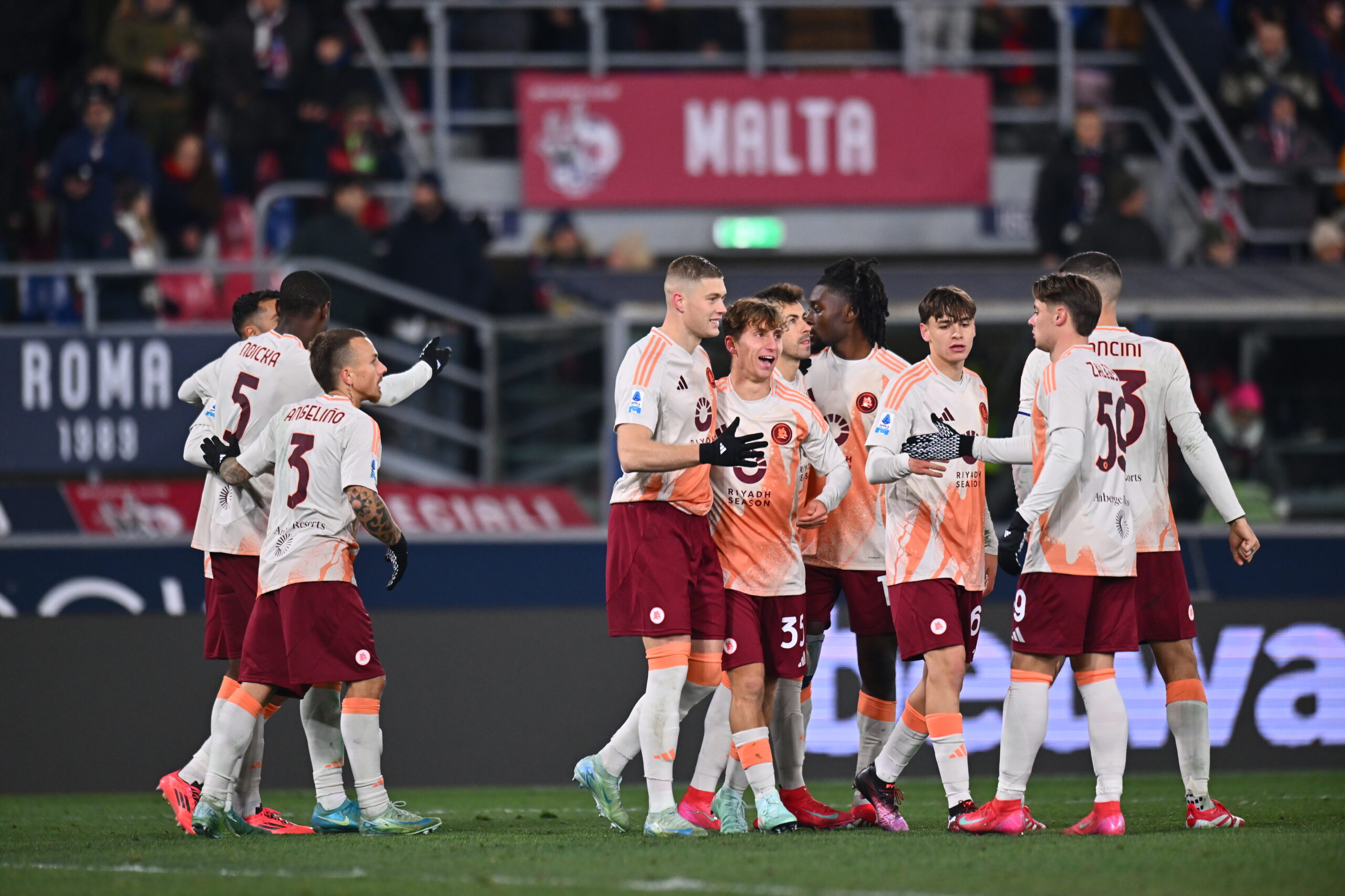 Notte agitata per la Roma ad Alkmaar: petardi e fuochi d’artificio disturbano il sonno dei giallorossi