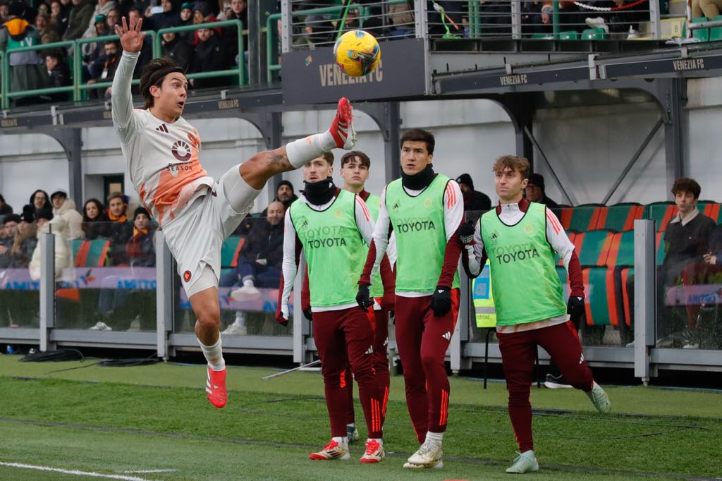 La Roma rivince con Joya, Dybala è implacabile. Il Venezia cade ancora