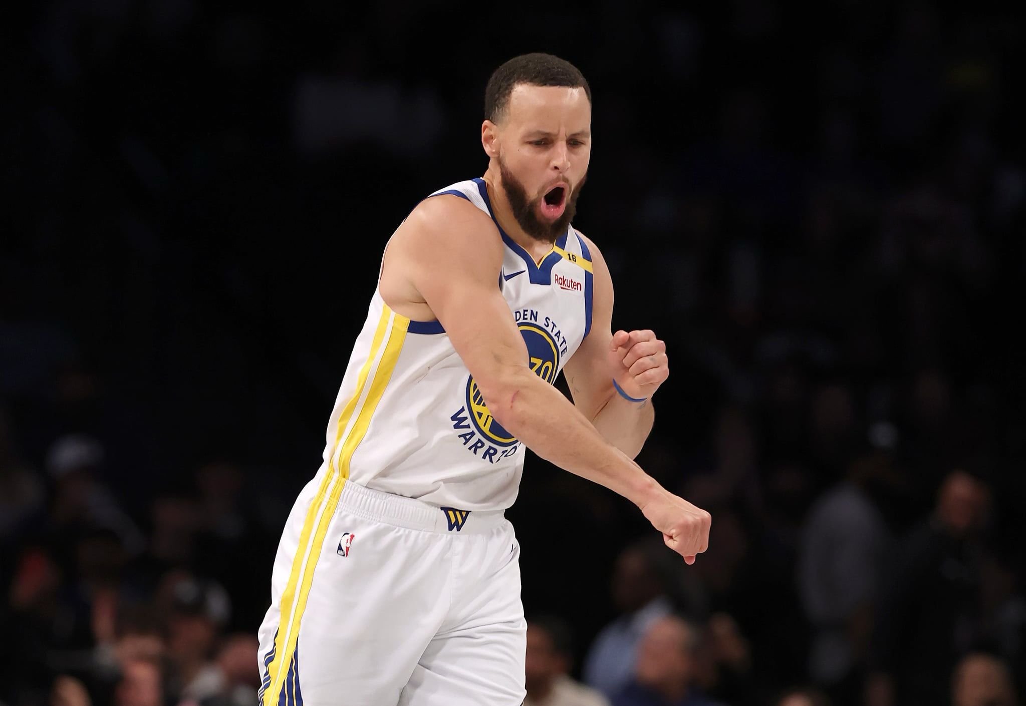 NBA,  Golden State Warriors in tinte giallorosse: la tripla di Curry con la telecronaca di Zampa – VIDEO