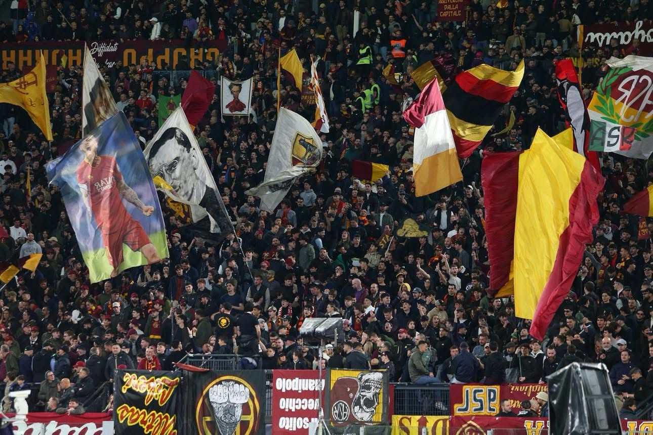 “Urbe mia, stella polare”: lo striscione dei tifosi per il Natale di Roma – FOTO