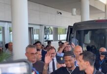 Siparietto a Ciampino: Bailey atterra a Roma e un tifoso lo incalza su Sancho