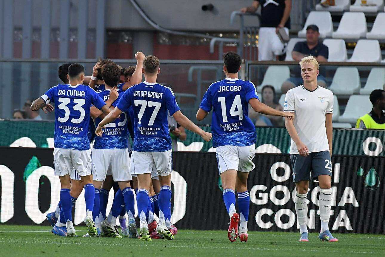 Serie A: Lazio ko a Como. Cagliari acciuffa la Fiorentina nel recupero