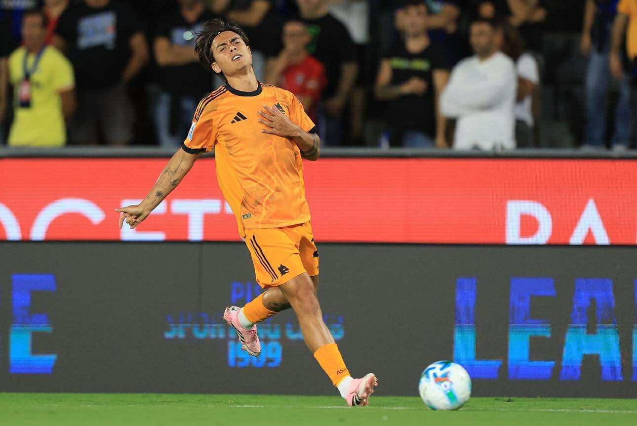 Dybala si opera, i tempi di recupero. Presente anche Totti a Villa Stuart: “Ritorno? No, non penso”