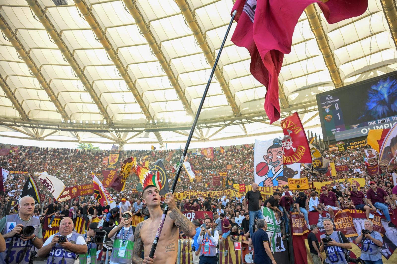Un urlo di Roma: Mancini eroe sotto la Sud con la bandiera al vento – VIDEO