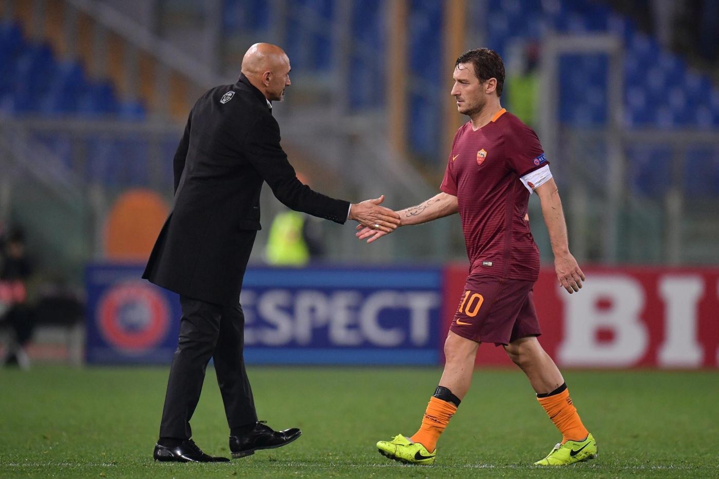 Roma, sorpresa sul set: Totti e Spalletti di nuovo insieme tra sorrisi e abbracci