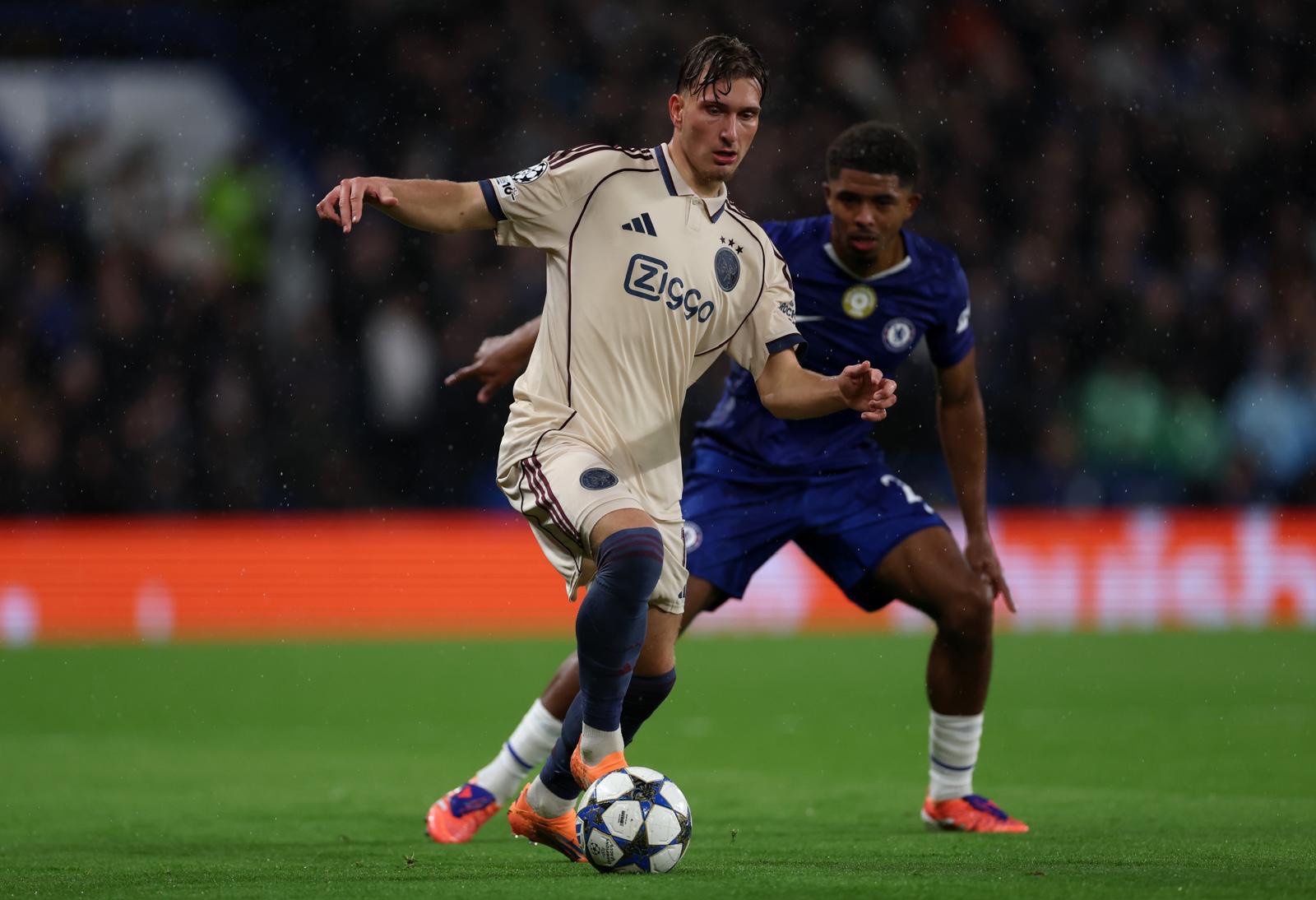 Calciomercato Roma, dalla Turchia: obiettivo Mika Godts dell’Ajax. Il talento belga vale 25 milioni