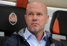 Zago, momento davanti al drappo dello sputo a Simeone: l’omaggio dei tifosi diventa virale – FOTO