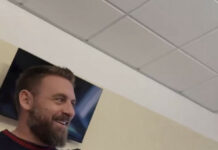 Il Genoa fa visita al Gaslini, De Rossi ad una paziente :”Tu hai la faccia da romanista”