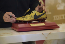 Totti ricorda i suoi ultimi scarpini :” Non li dimenticherò facilmente”, poi scherza :” Li devo rimettere?”