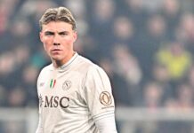 Serie A, il Napoli batte il Genoa 2-3: Hojlund decisivo dal dischetto