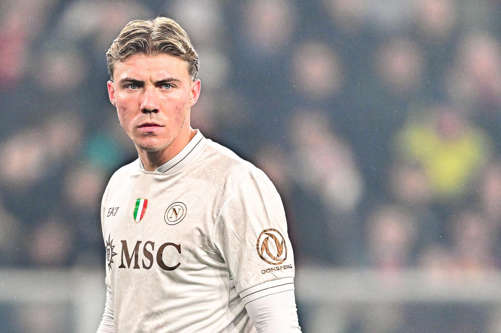 Serie A, il Napoli batte il Genoa 2-3: Hojlund decisivo dal dischetto