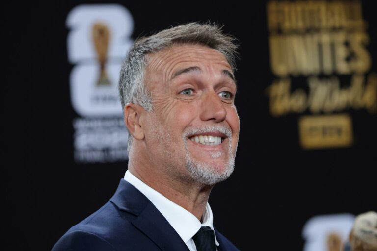 Batistuta torna a Trigoria dopo 23 anni: “Fa sempre piacere tornare dove si è stato bene”