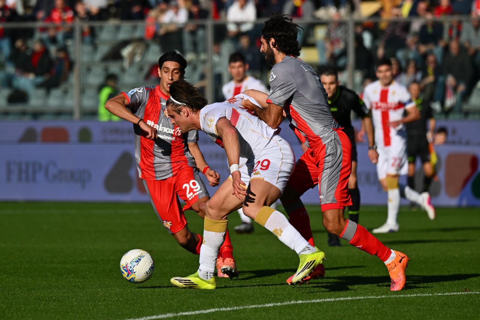 Serie A, è pari tra Genoa e Cremonese. Vince il Parma forte dell’uomo in più