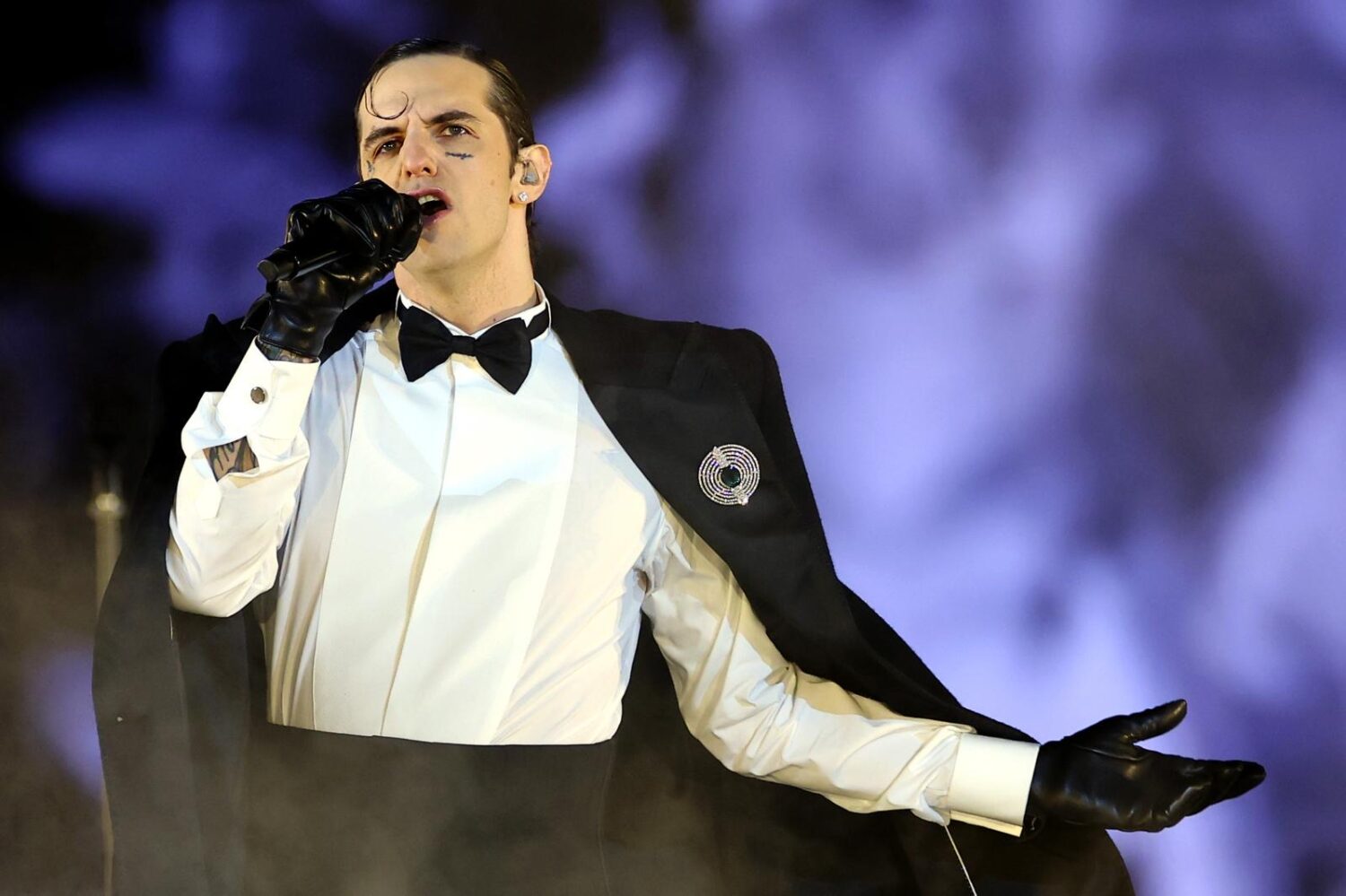 Achille Lauro, polemica social per il video dell’Olimpico: sciarpe della Roma nel clip e arriva anche il like di Totti – VIDEO