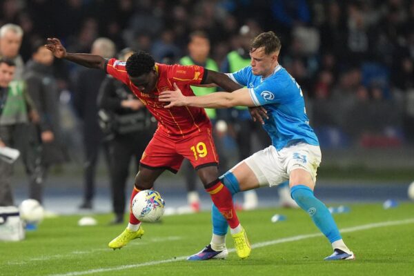 Paura al Maradona: malore per Banda durante Napoli-Lecce