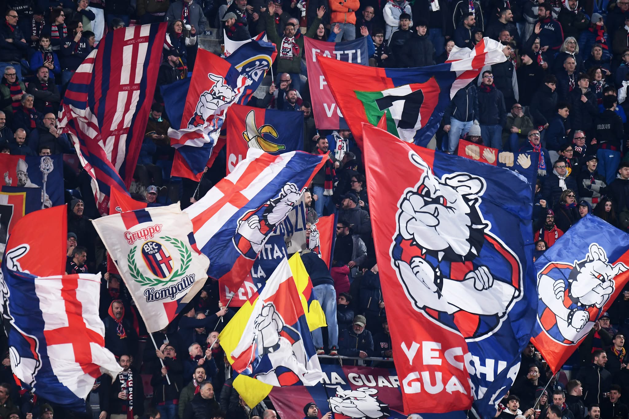 Sfottò degli ultras della Roma: rubano uno striscione del Bologna e lo espongono come un “trofeo”